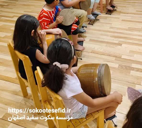  آموزش تنبک برای کودکان در اصفهان | کلاس‌های کودک‌محور آموزشگاه سکوت سفید